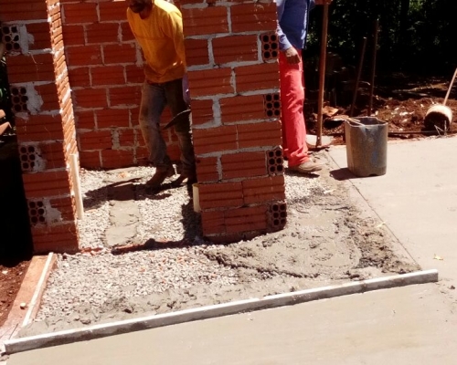 Grupo Folia de Reis continua reconstrução de casa em Capitão