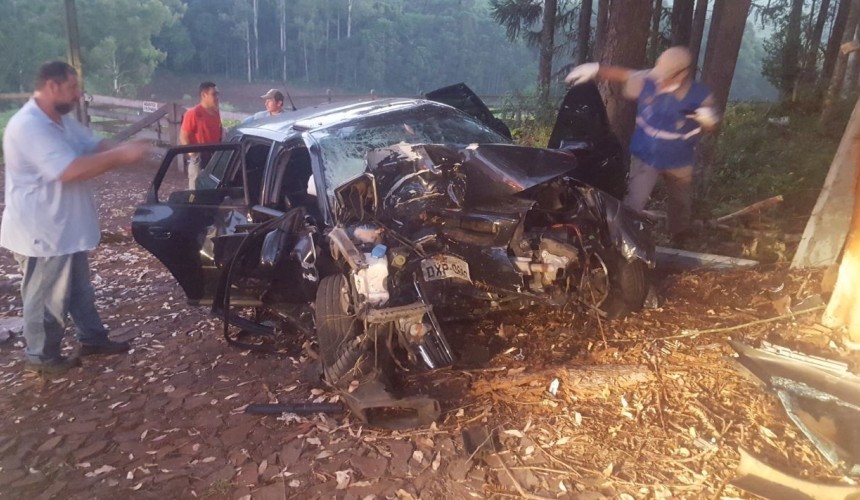 Audi com placas de Capitão bate em árvore e três se ferem