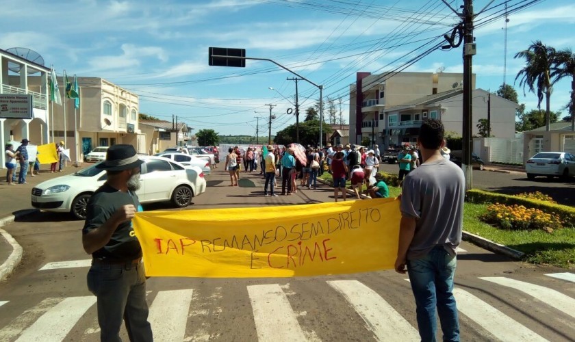 Atingidos pela Usina Baixo Iguaçu fecham a avenida em protesto em Capitão