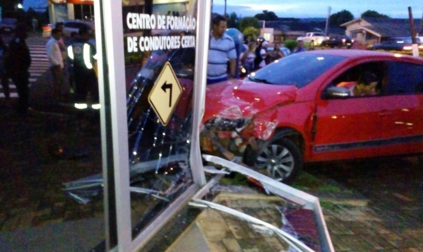 Veículo Gol invade prédio de Auto Escola em Capitão e condutora foge