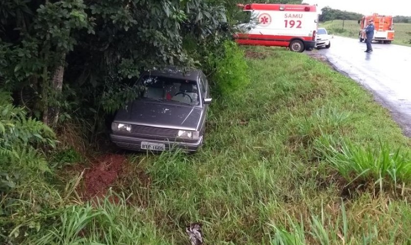 Saída de pista é registrada na PR 484 no Distrito do Alto Alegre