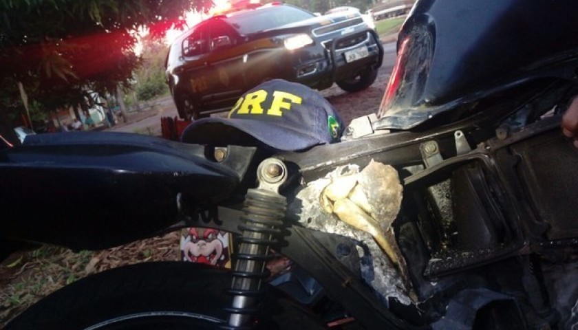 PRF apreende 47 tabletes de crack e seis de cocaína escondidos em uma moto, em Lindoeste