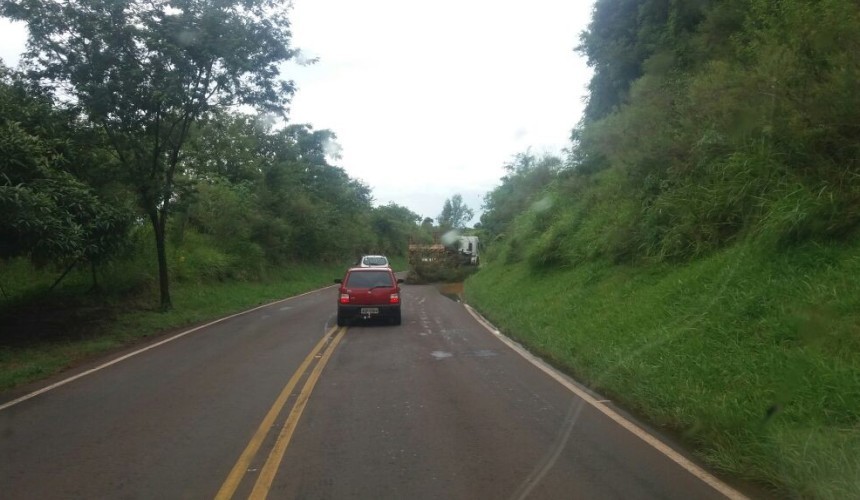 Queda de barreira na PR 180 interdita parcialmente pista em Boa Vista Aparecida