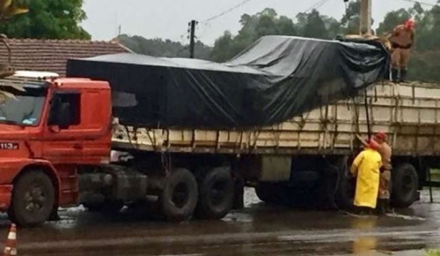 Carreta carregada com cigarros é apreendida PR 182 em Realeza