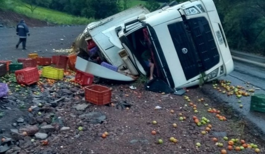 Carreta carregada de hortaliças tombou na BR 163 em Santa Lúcia