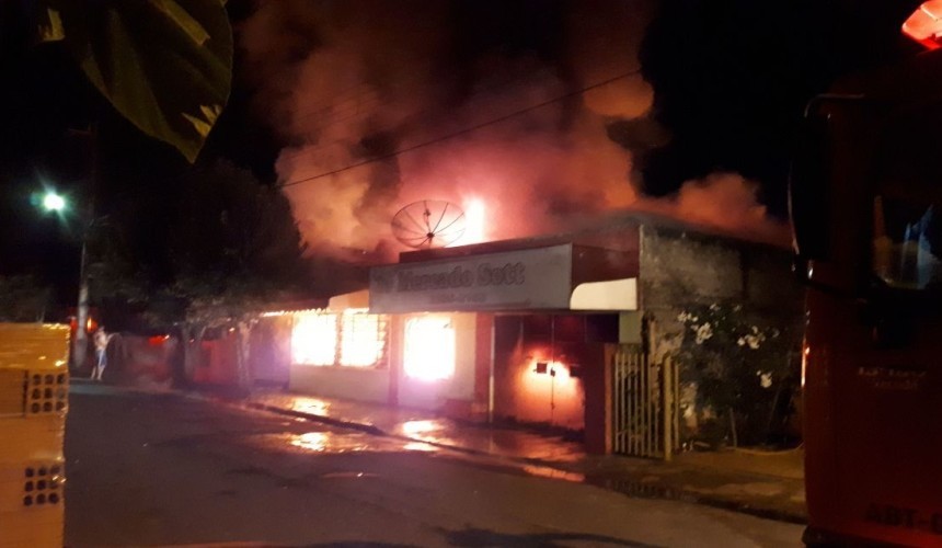 Incêndio destrói Mercado Sott em Capitão