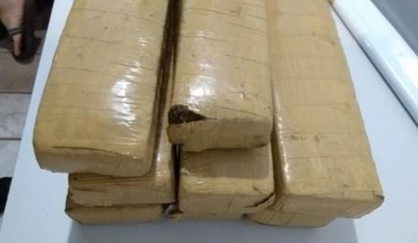 Polícia Militar de Nova Prata prende foragido portando seis kg de maconha