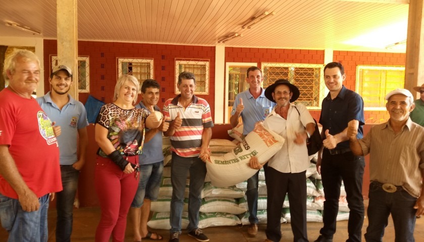 Produtores de leite de Capitão recebem sementes de aveia