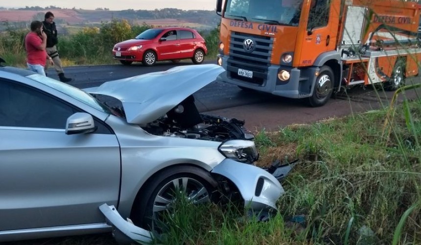 Acidente entre carro e carreta deixa trânsito lento na BR 163