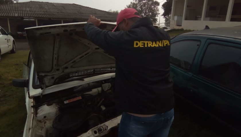DETRAN realiza vistorias em veículos apreendidos no pátio da Policia Militar de Capitão