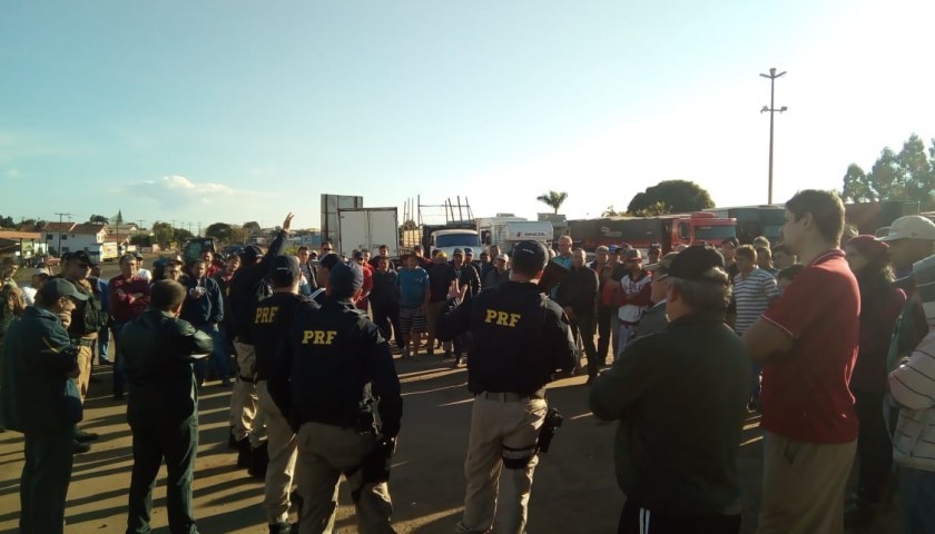 Operação da PRF e Policia Militar libera caminhões na BR 163 em Capitão