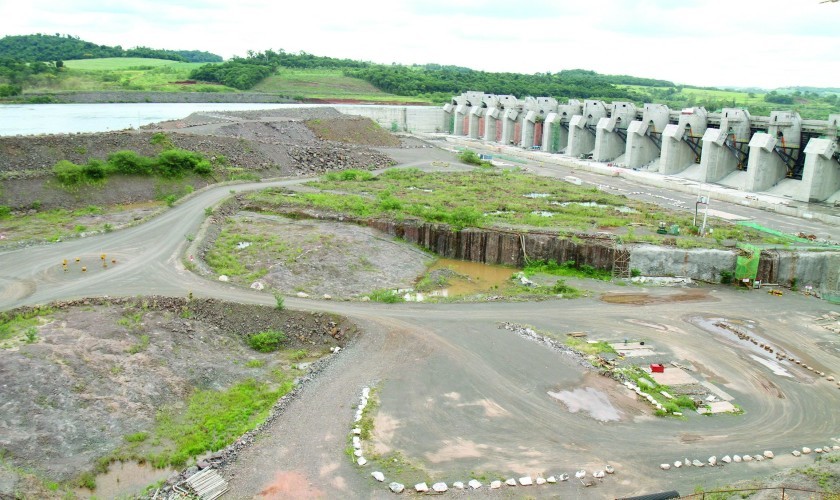 Benfeitorias no canteiro de  obras da Usina Baixo Iguaçu são demolidas para encher o reservatório