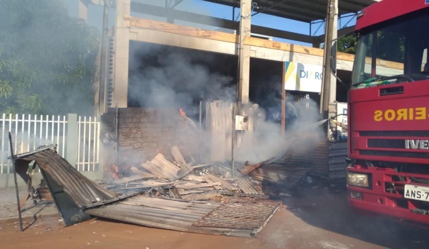 Incêndio destrói depósito de materiais recicláveis de supermercado