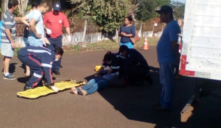 Mulher fica ferida após colisão entre moto e caminhão em Capitão