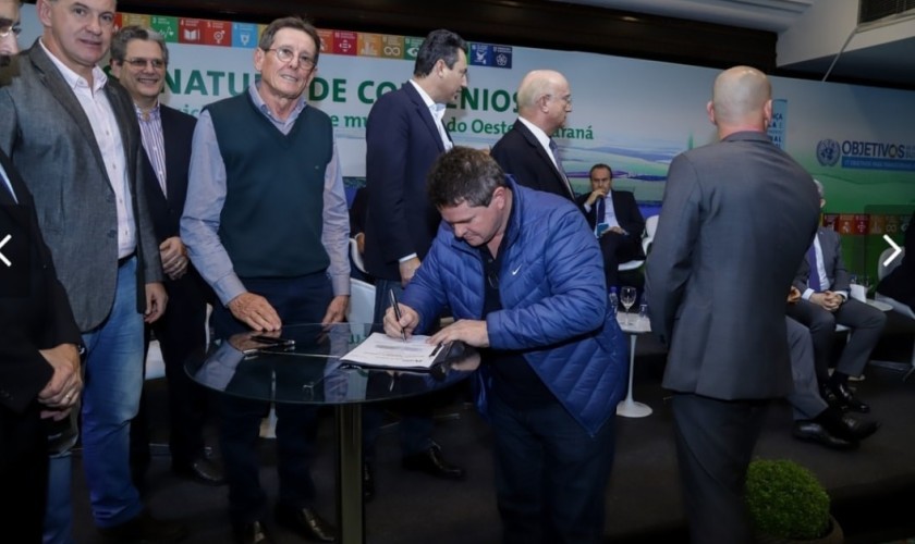 Prefeito Claudio assina convênios em Curitiba
