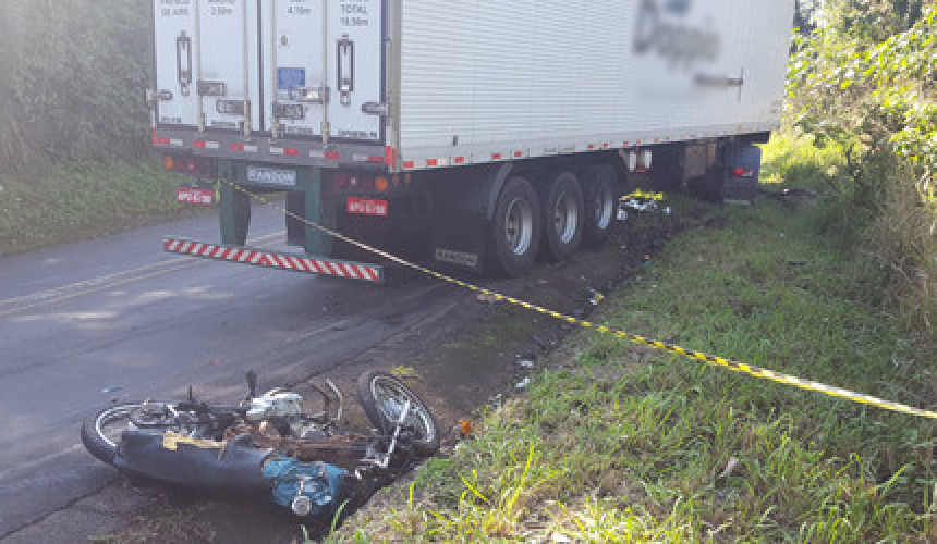 Jovem morre em acidente entre moto e carreta na PR 281 em Realeza