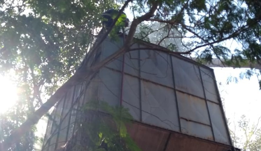 Bombeiros combatem principio de incêndio em silo de indústria em Capitão