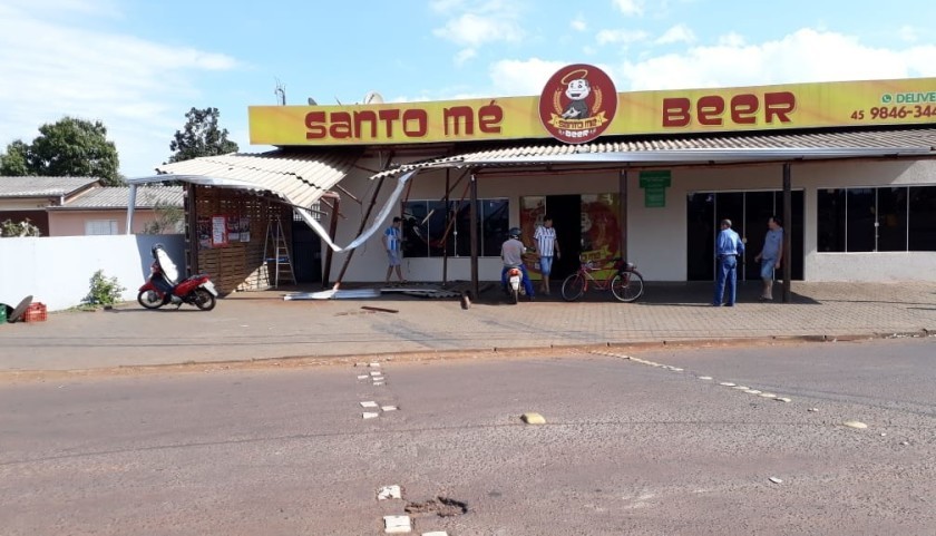 Carreta desgovernada atinge comercio em Capitão