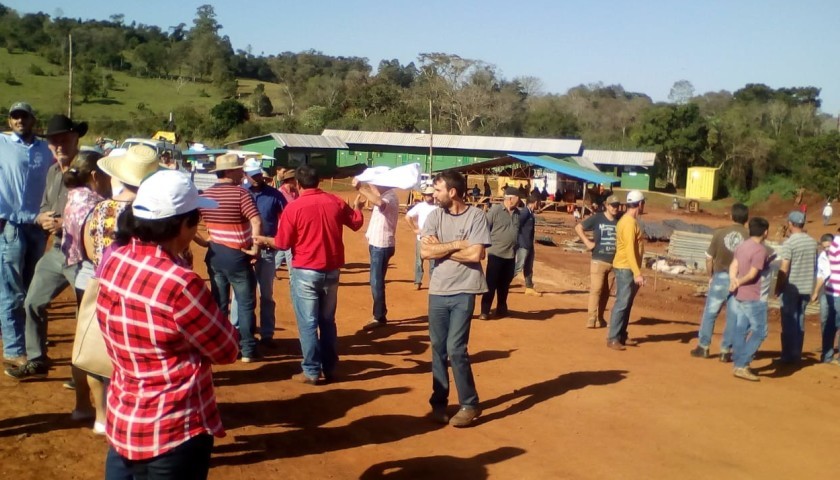 Agricultores atingidos bloqueiam rodovia; ocupam obras de ponte e pressionam prefeitos da região