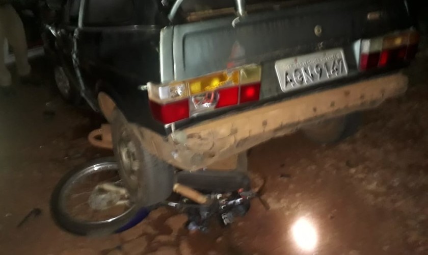 Motorista fica ferido após colidir em moto e carro estacionados em Capitão