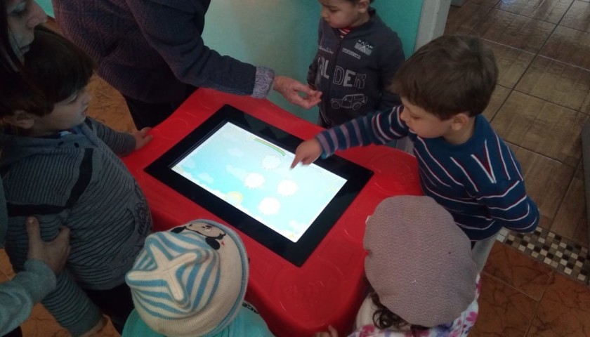 APAE de Capitão conta com mesa digital para estimular aprendizado dos alunos
