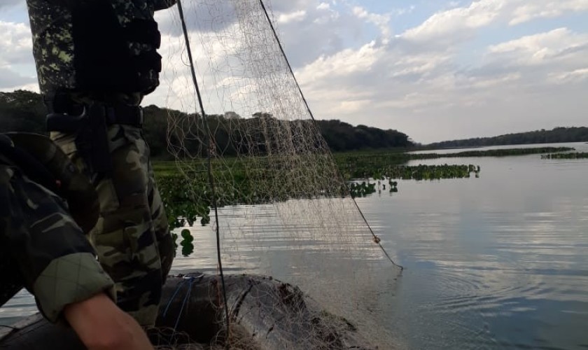 Polícia Ambiental apreende redes de pesca nos lagos de Itaipu e Salto Caxias