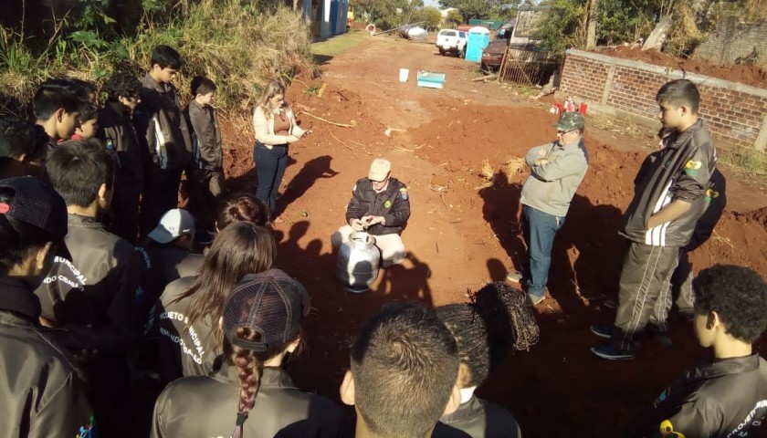 Alunos do Projeto Formando Cidadão de Santa Lucia recebem treinamento contra incêndios