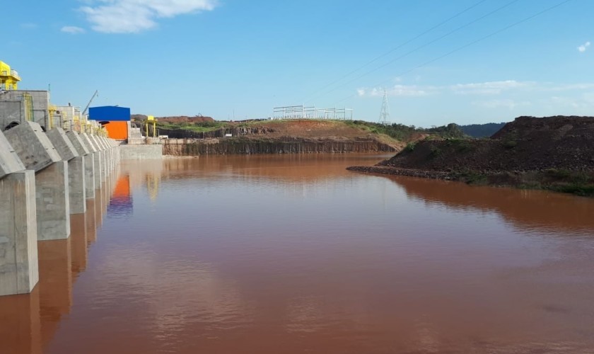 Fechado por completo barragem da Usina Baixo Iguaçu no lado de Capitão