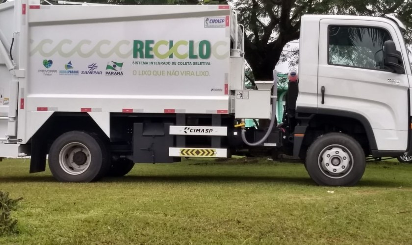 Santa Lucia recebe caminhão coletor de lixo