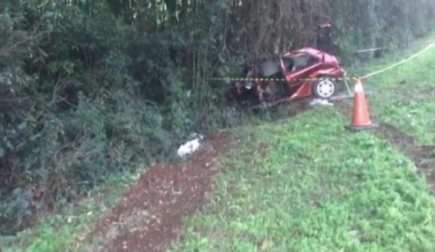 Quatro pessoas morrem e uma fica ferida após carro sair da pista e bater em árvore, diz PRF