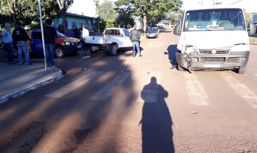 Três veículos se envolvem em colisão na Av. Iguaçu em Capitão