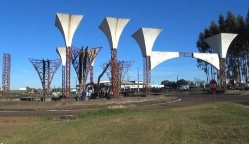 Portal que custou R$ 600 mil começa a ser demolido em Santa Tereza do Oeste