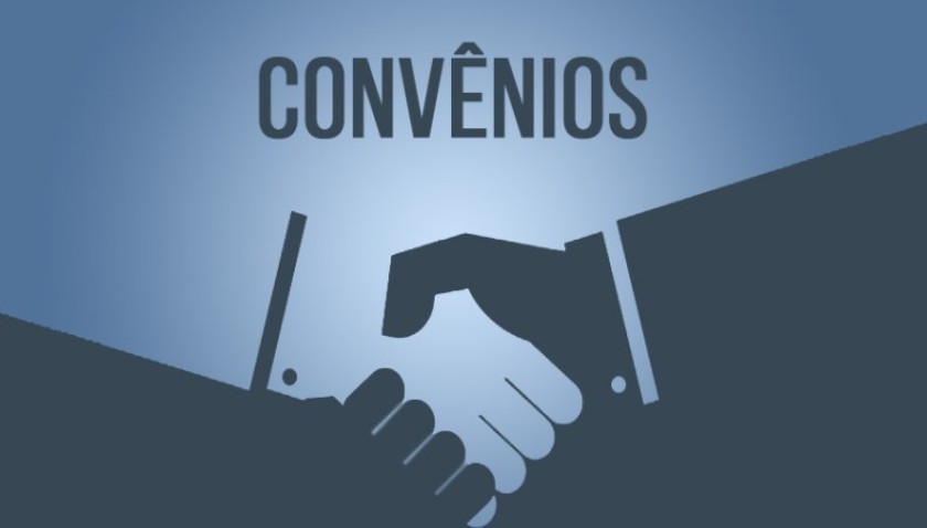 Prefeito Claudio de Capitão assina convênios em Foz do Iguaçu