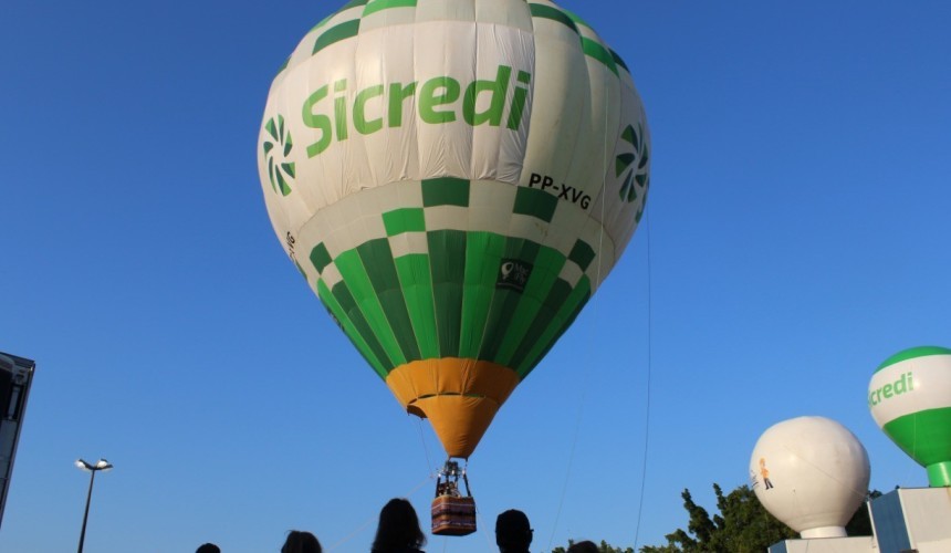 Primeiros ganhadores voam de balão na Feira do Melado