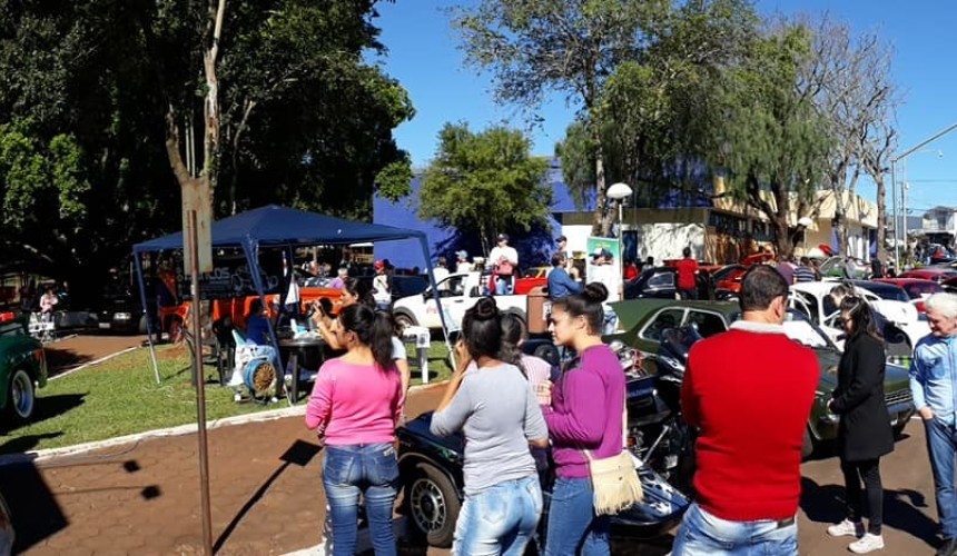 Encontro de carros antigos atrai grande público em Capitão