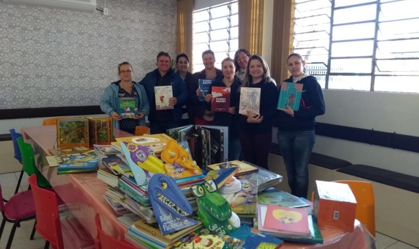 Cerca de três mil livros e gibis são entregues as escolas municipais de Capitão