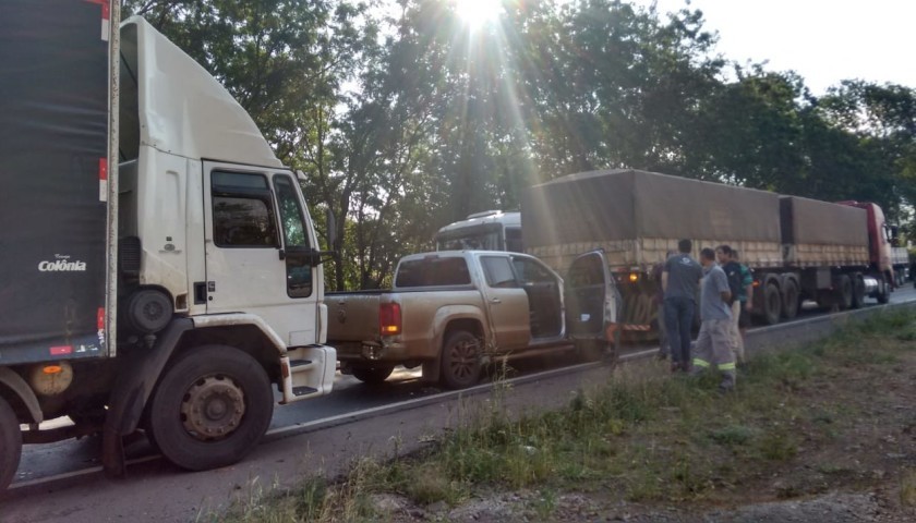 Camionete fica presa entre dois caminhões após colisão na BR 163 em Santa Lúcia