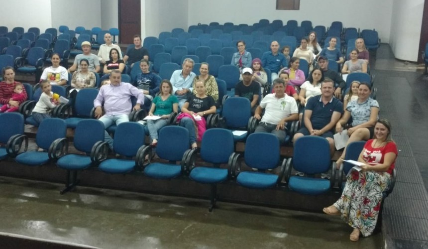 Pais com alunos matriculados no curso de dança gaúcha participam de reunião na Casa da Cultura