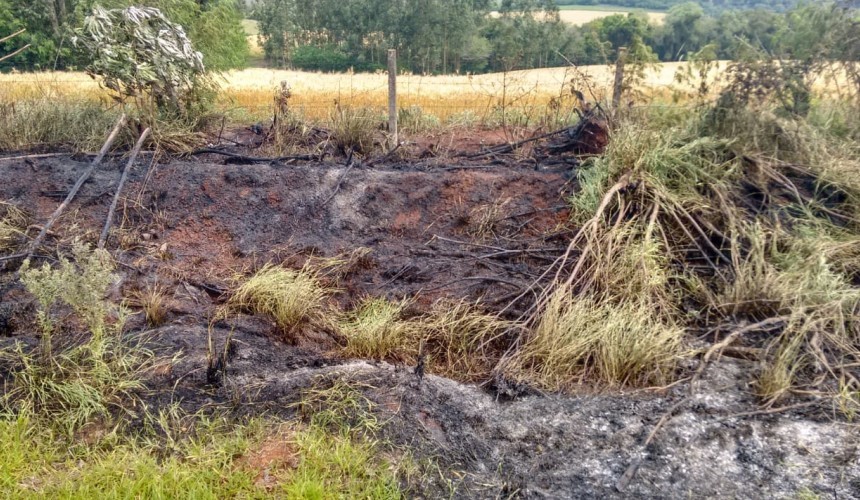 Bombeiros combatem incêndio próximo ao trevo de acesso à  Usina Salto Caxias em Capitão