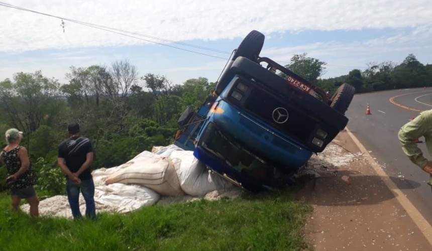 Caminhão carregado de algodão tomba e deixa três pessoas feridas na BR 163 em Capitão