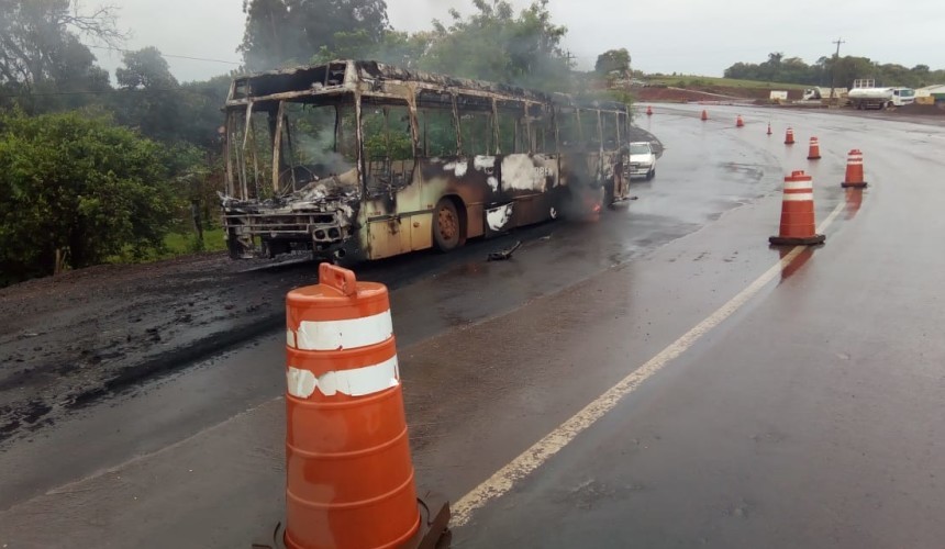 Ônibus é consumido pelo fogo na BR 163 em Capitão Leônidas Marques