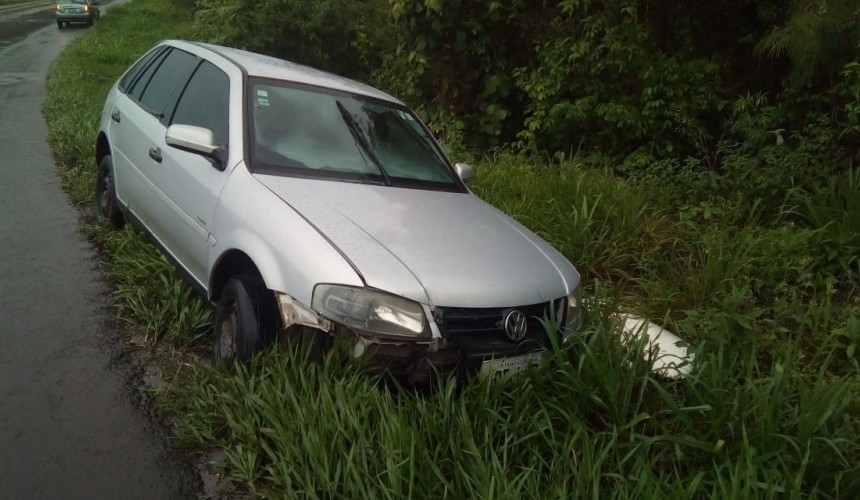 Veículo roda na pista e para em barranco na BR 163 em Santa Lúcia