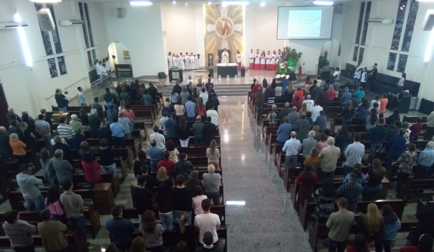 Fiéis de Capitão lotam igreja para ver de perto a relíquia de São Lourenço