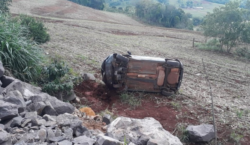 Capotamento deixa duas pessoas de Santa Lúcia feridas