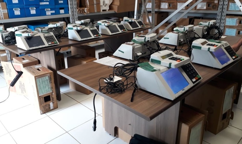 Urnas eletrônicas passam por carga e teste para 2º turno das eleições na comarca de Capitão