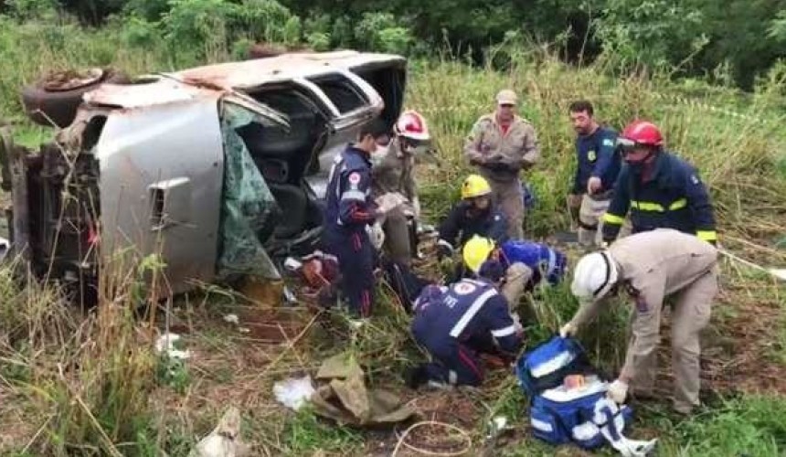 Três pessoas ficam feridas em capotamento na BR 163 em Santa Maria