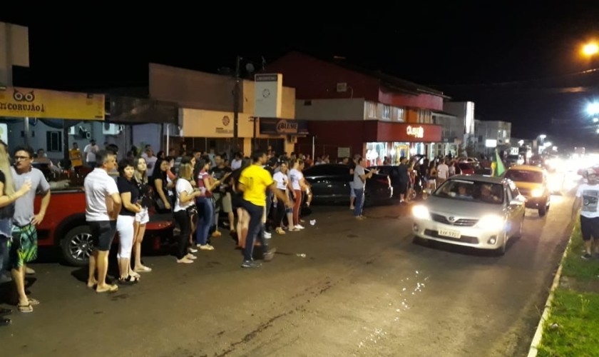 Centenas  de eleitores comemoram a vitória de Jair Bolsonaro na Praça São Cristóvão em Capitão