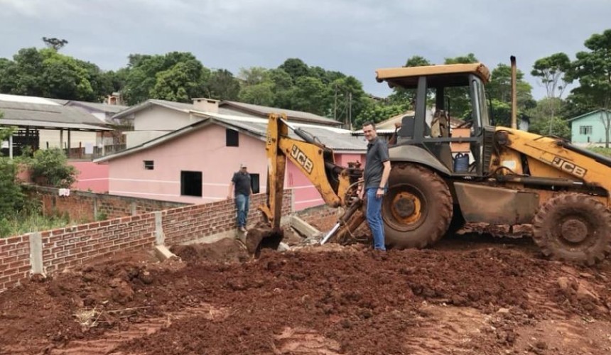 Terreno está sendo adequado para construção de arena esportiva em Santa Lúcia