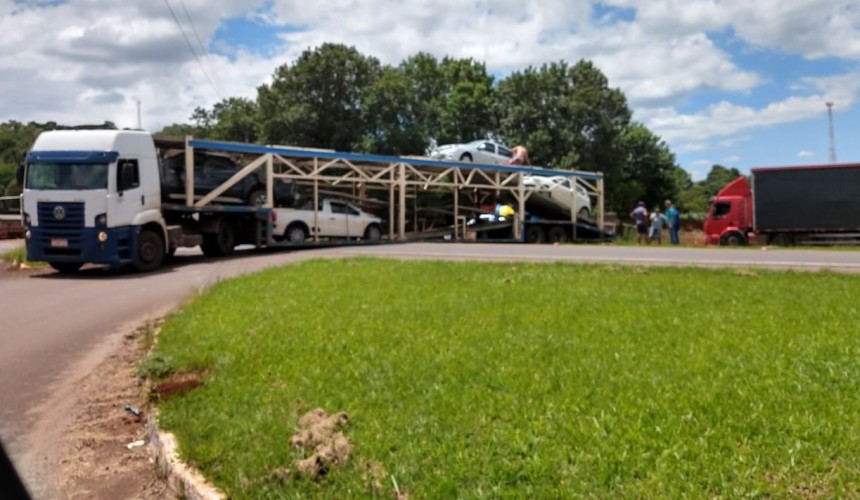Caminhão fica encavalado e impede trafego de veículos na BR 163 em Santa Lucia