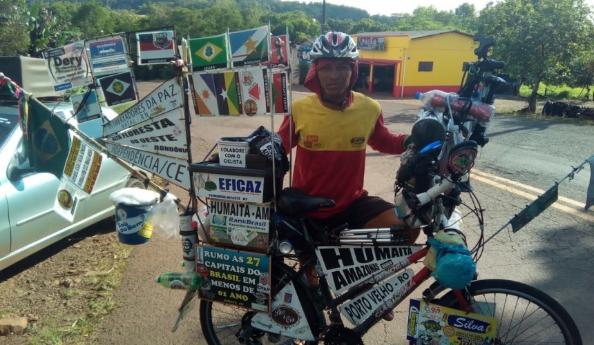 Ciclista que está percorrendo o Brasil chama a atenção ao passar pelas ruas de Capitão
